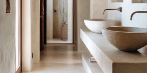 Le Tadelakt dans une salle de bain : une finition minérale pour un espace doux et authentique