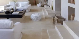 Le travertin, nouvelle signature des salons contemporains
