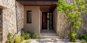 Comment aménager l’extérieur devant la maison pour une entrée harmonieuse, élégante et fonctionnelle ?