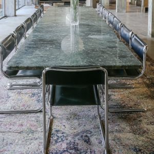 Chaises années 70 : l’éclat du chrome fait son grand retour