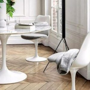 Ajoutez des chaises tulipe autour dans votre séjour pour un style design assumé  !
